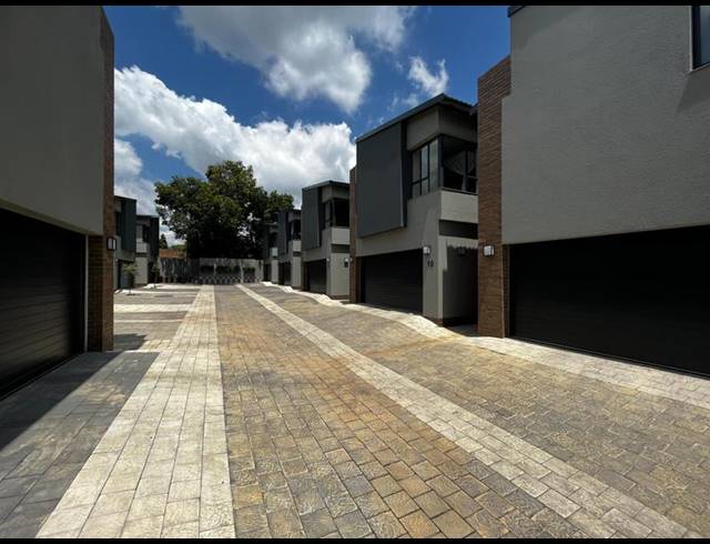 3 BEDROOM CLUSTER FOR SALE IN MENLO PARK